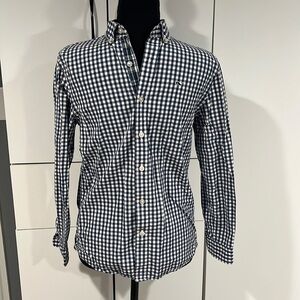 Boy’s‎ Vineyard Vines shirt . Size M